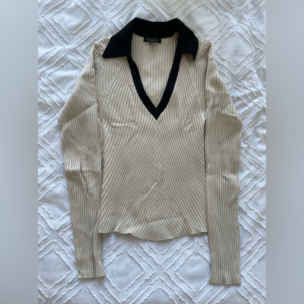 Dynamite Cream V-neck Sweater with Black Collar | size: S